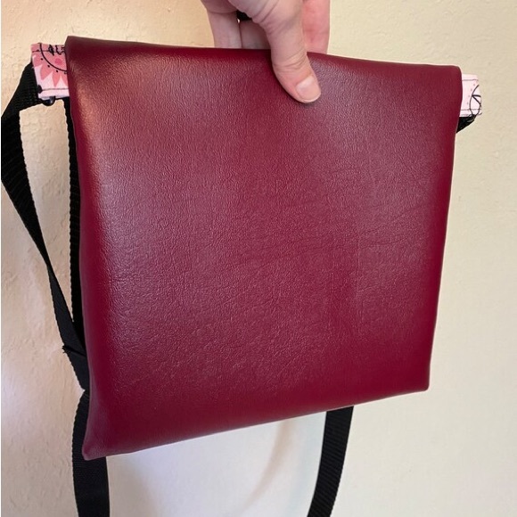 Spooky occult bat crossbody purse - Picture 4 of 6